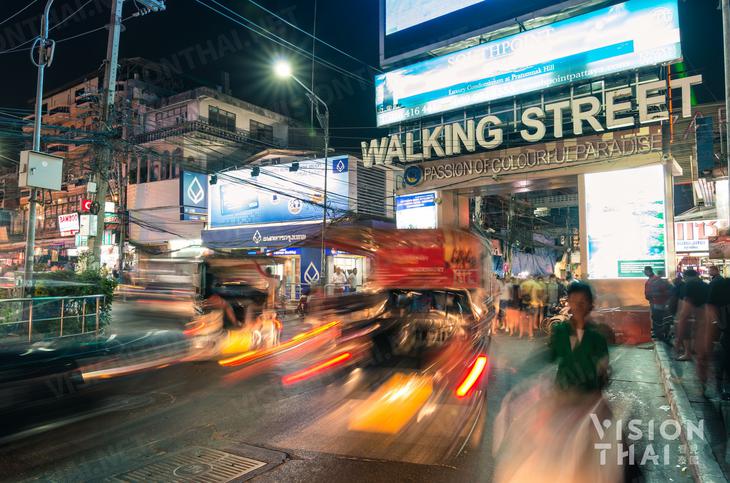 灯红酒绿的芭堤雅步行街红灯区(图: VISION THAI 看见泰国)