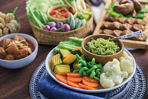 泰北居民喜歡各種糯米飯，傳統上他們會將糯米飯用手揉成小圓形，再搭配各種醬汁的菜吃。（來源：泰旅局）