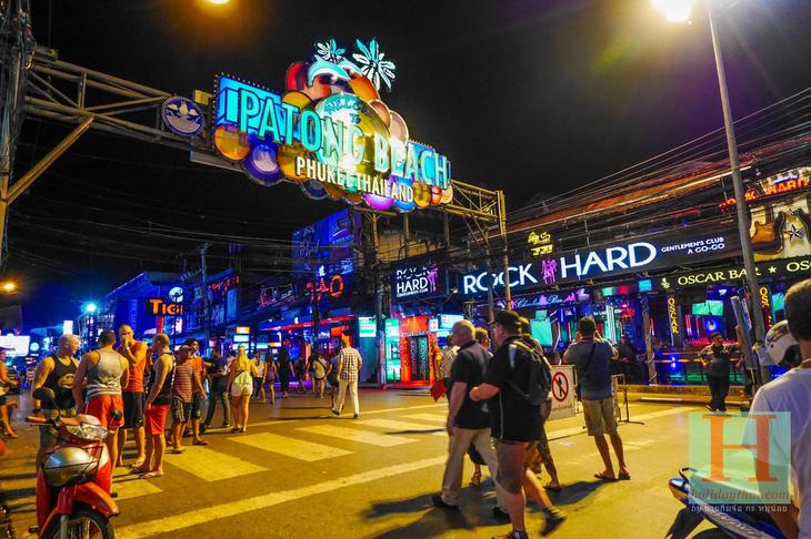 普吉島芭東海灘(Patong Beach) 周邊住宿、餐廳、夜店、購物中心齊全（圖片來源：หาดป่าตอง）