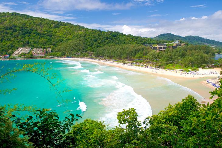奈漢海灘位處避風港灣 隨處可見船隻停泊（圖片來源：Nai Harn Beach）