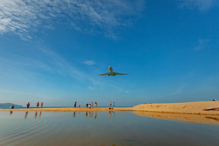 邁考海灘臨近普吉國際機場，可捕捉飛機近空劃過的難得畫面（圖片來源：Mai Khao Beach）