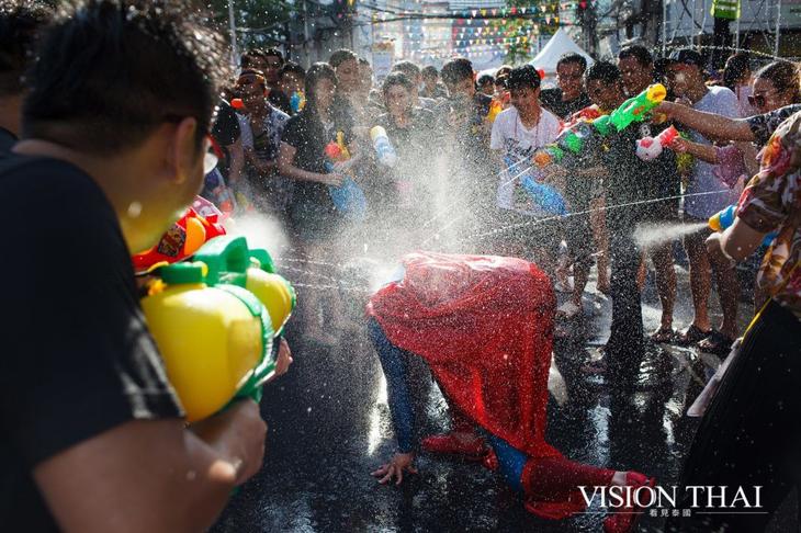 泰國潑水給予祝福是獨特的泰式新年文化（圖片來源：VISION THAI看見泰國）