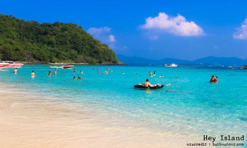 珊瑚島(Koh He ; เกาะเฮ)附近有許多珊瑚圍繞，適合浮潛（圖片來源：普吉府官網）